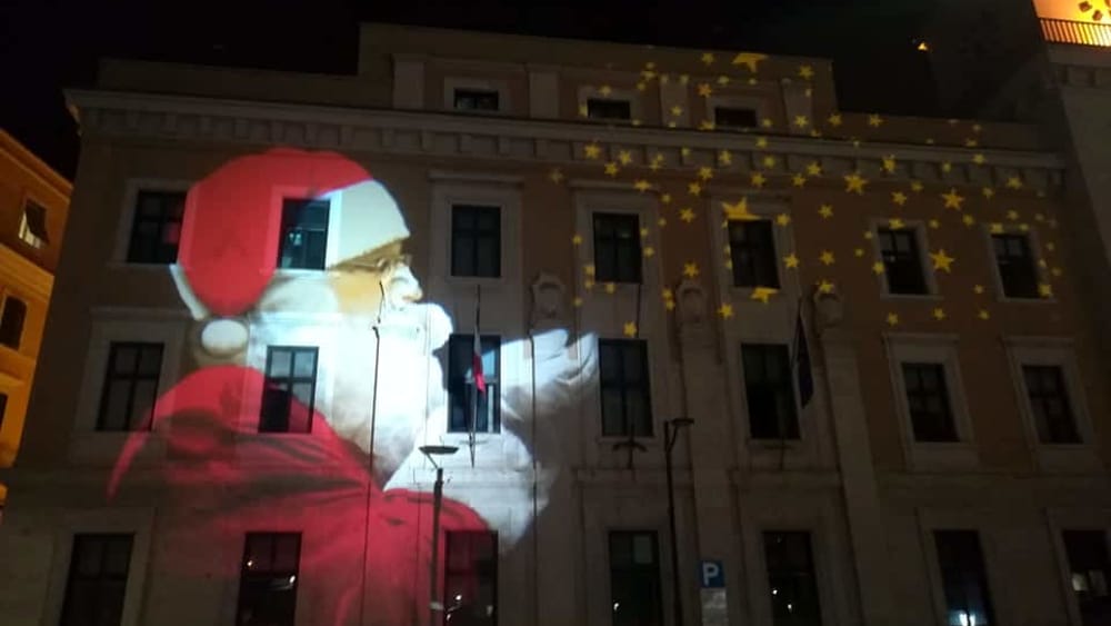 Cagliari si riaccende: luci natalizie su strade, vetrine e i monumenti della città