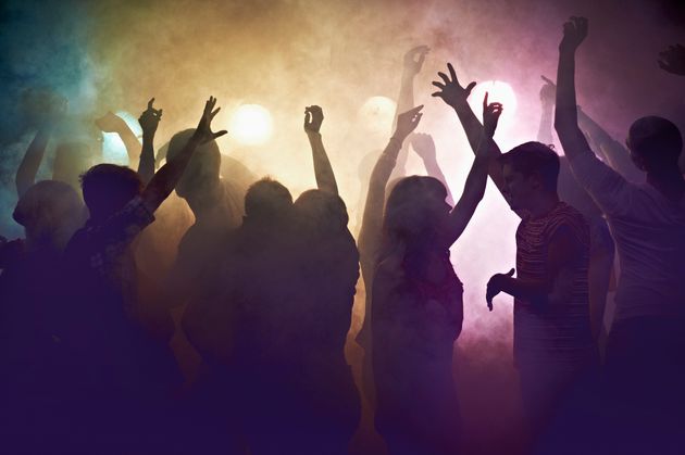Festa abusiva e ragazzini che ballano assembrati senza mascherina, stangata per un circolo di Sassari