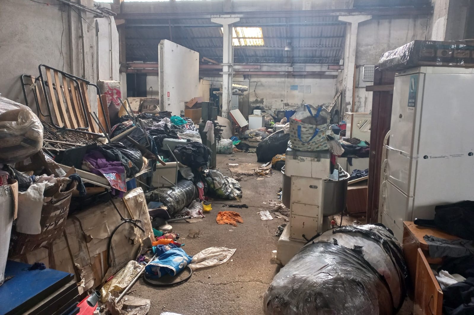 Cagliari, sgomberati due capannoni nella via San Paolo: dentro auto bruciate, uno scooter rubato e una mega discarica