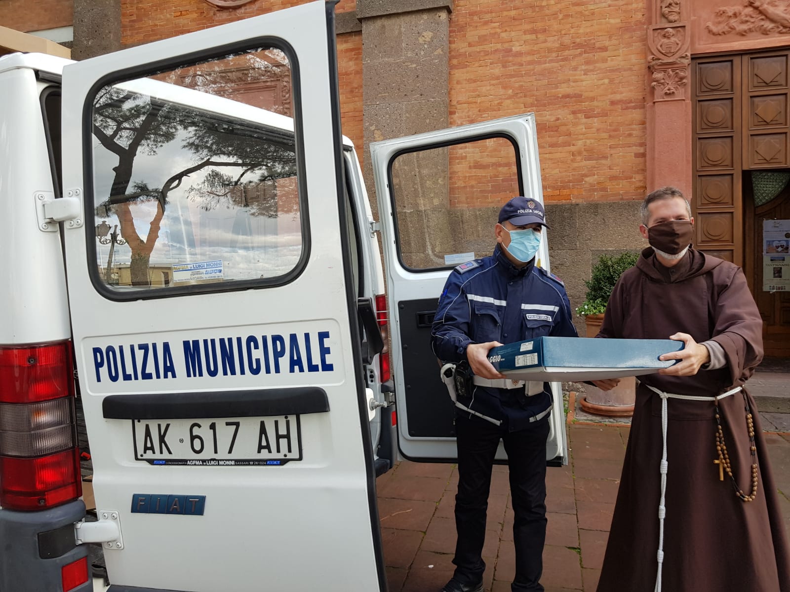 Sassari, dalla Polizia locale due furgoni carichi di doni