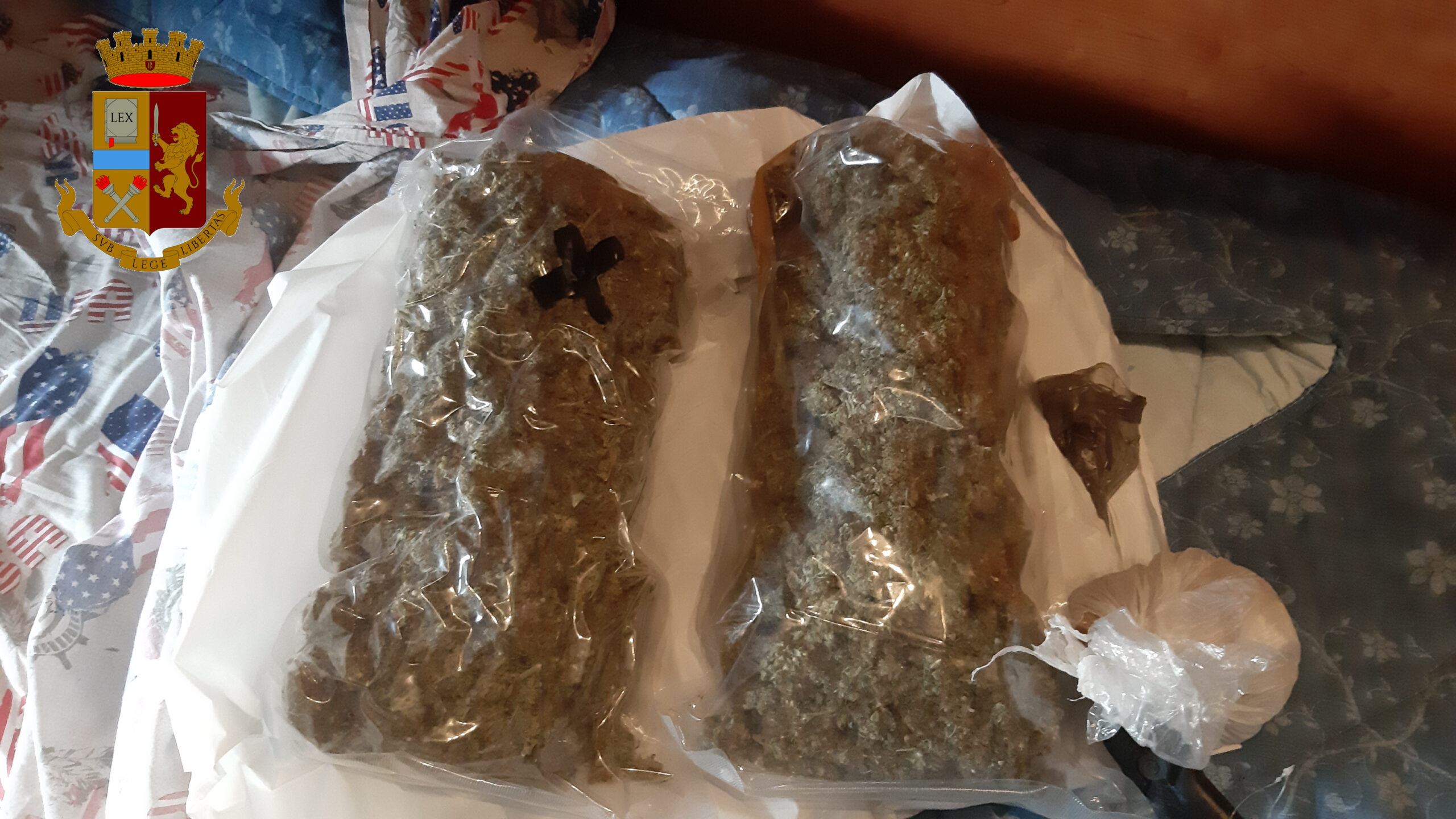 Cagliari, i poliziotti si fingono tecnici del gas e trovano oltre un kg di droga: 30enne arrestato a Pirri, denunciata la madre