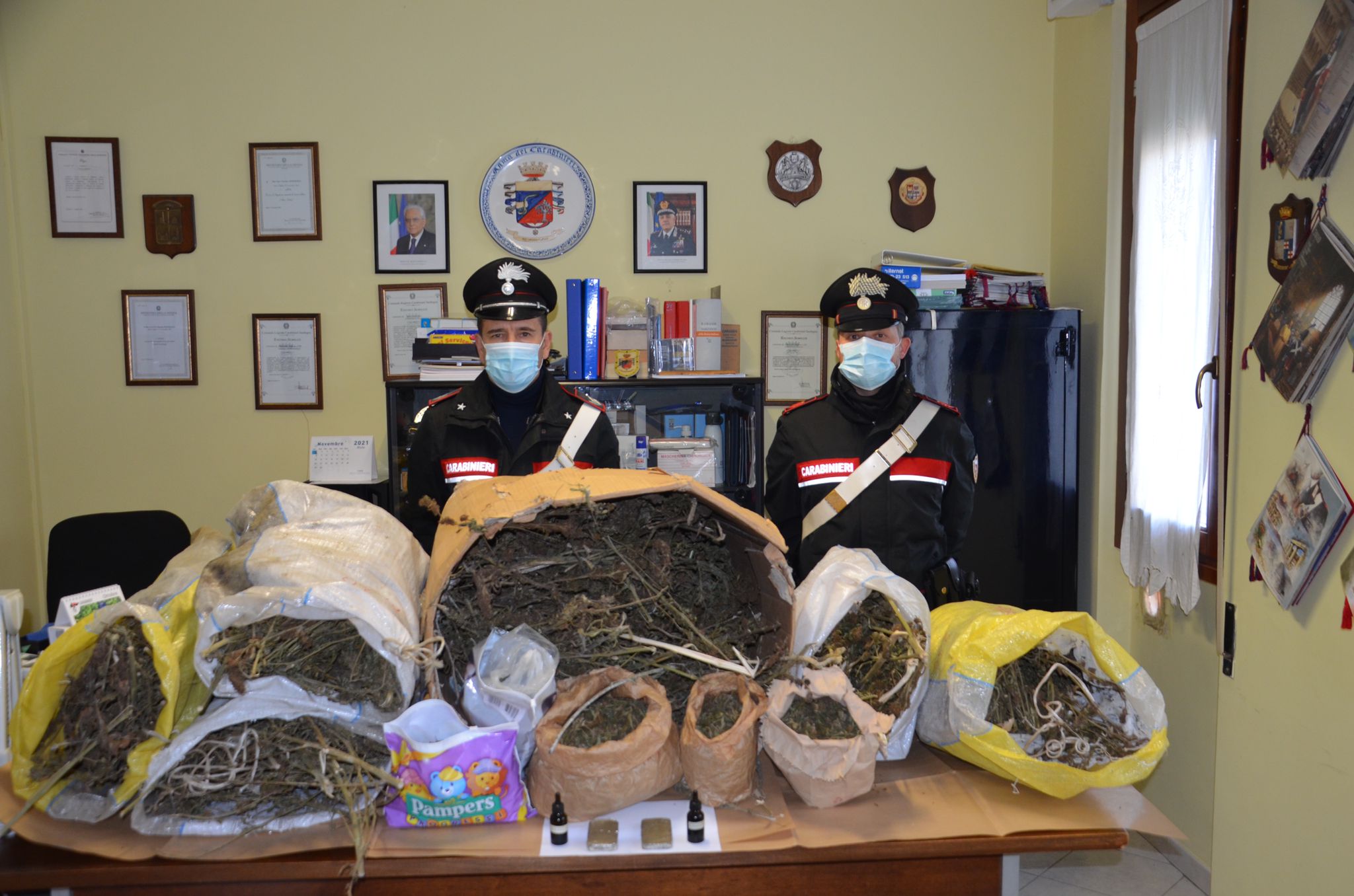 Dolianova, blitz dei carabinieri: in una casa disabitata spuntano 14 kg di droga e uno scooter rubato