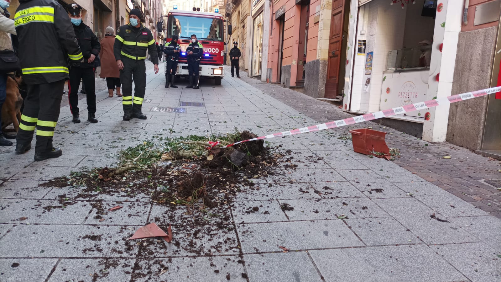 Paura in via Manno a Cagliari, “un vaso precipita dal balcone e sfiora due ragazze”