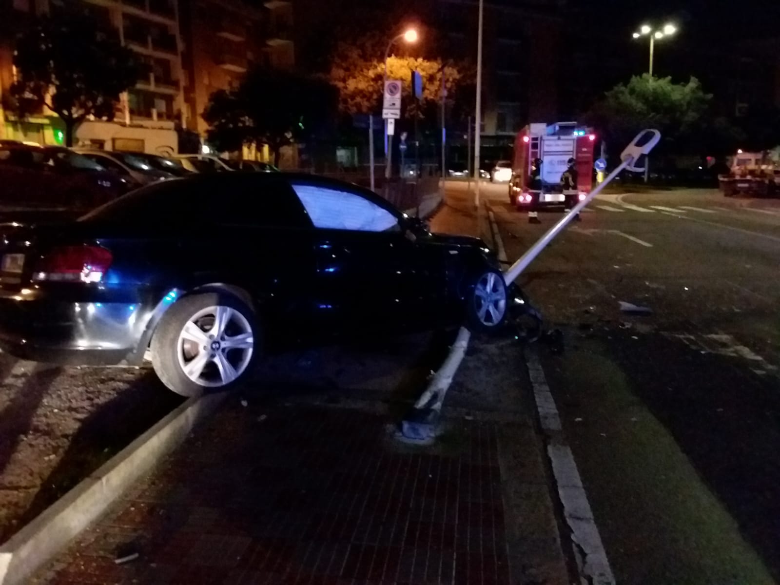 Cagliari: ubriaco si schianta contro un palo, poi prende a calci e pugni l’auto della polizia