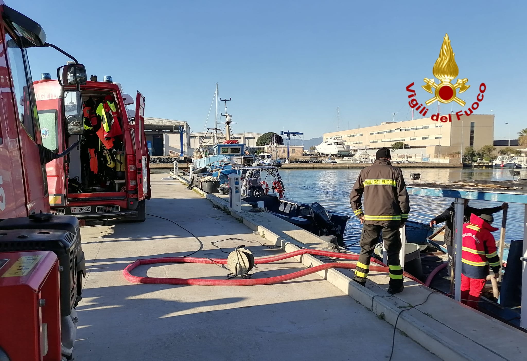 Cagliari, peschereccio rischia di affondare a Sa Perdiscedda: intervento dei vigili del fuoco