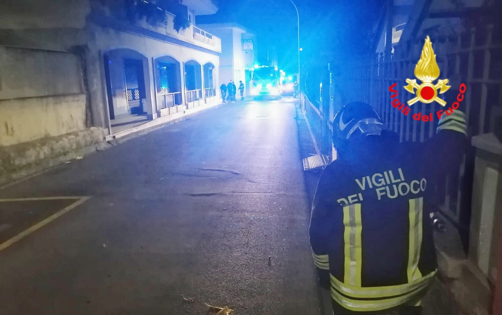 Colpisce il muro con l’auto e danneggia una tubazione: paura a Maracalagonis per una perdita di gas