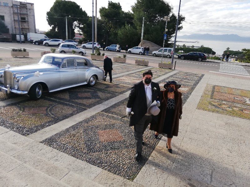 Solinas si sposa a Cagliari, arrivo in Bentley e tight per il “sì” blindatissimo a Magda De Miranda