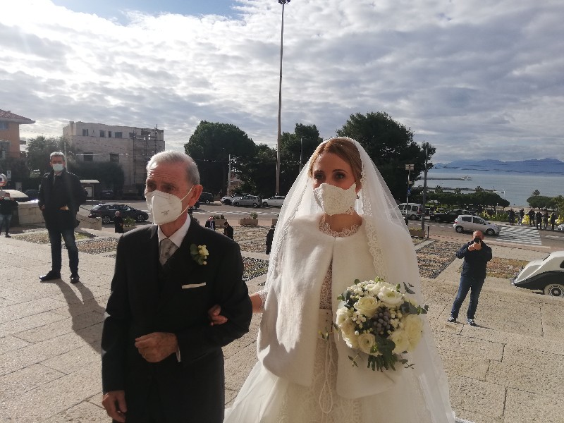 L’emozione di Magda, ecco la sposa di Christian Solinas: vestito bianco e strascico per il “sì”