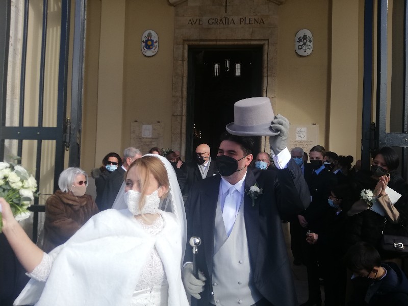 Bastone, cilindro e “sì”: Solinas si sposa a Cagliari con la sua Magda