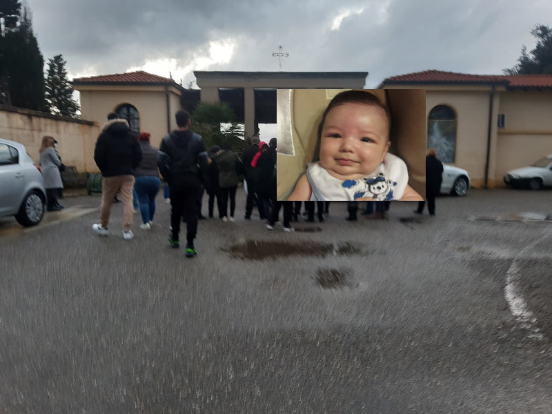 Lacrime e palloncini bianchi, San Sperate dice addio a Nicolò: “Sarai per sempre un piccolo angelo”