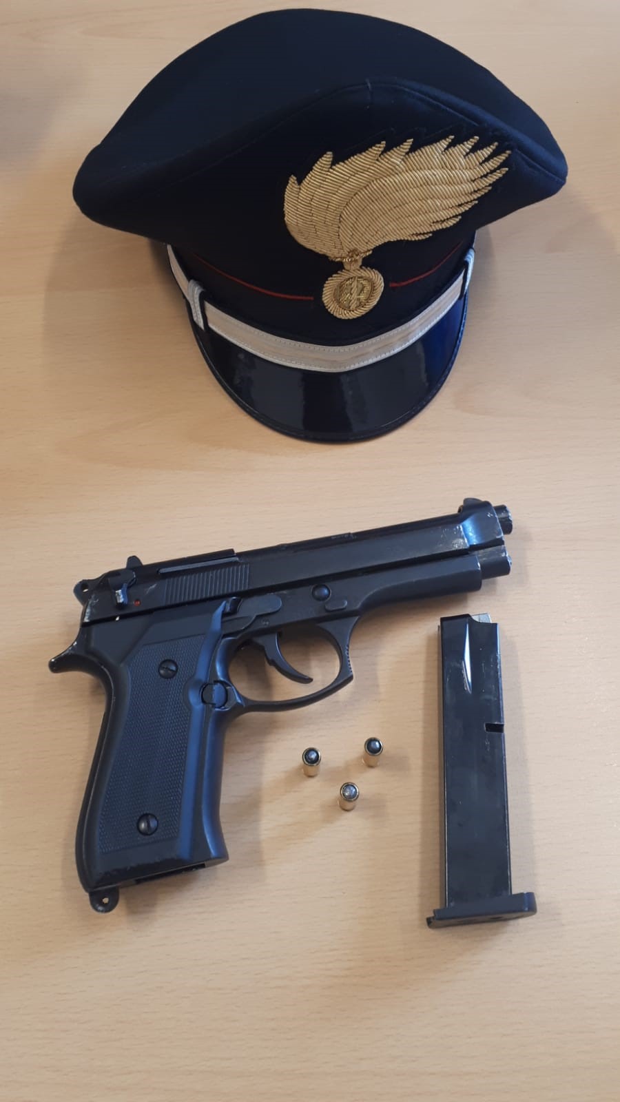Viaggia in auto con una pistola a salve modificata: un arresto a Carbonia