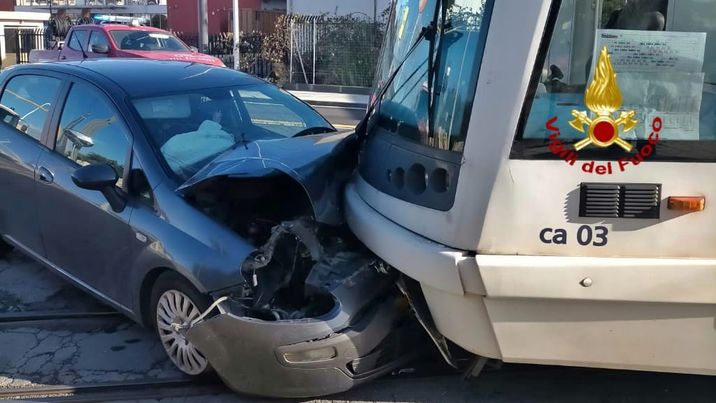 Cagliari, il pauroso crash tra auto e metropolitana nel cuore di viale Marconi: momenti di paura nel traffico in tilt
