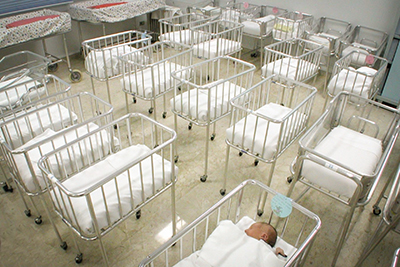 Un bambino ogni 5 anziani, in Sardegna e nel resto d’Italia nascite a picco: che futuro può avere un Paese così?
