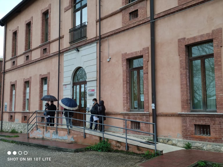 “Attese disumane alla Cittadella della salute di Cagliari, fuori sotto la pioggia prima del prelievo del sangue”