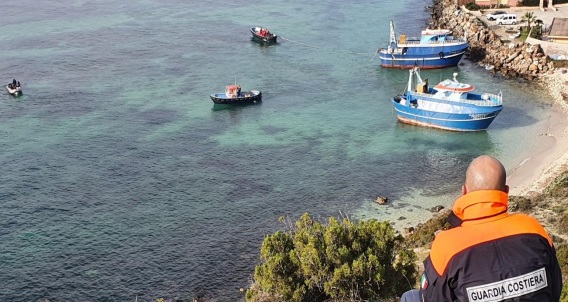 Disincagliati i due pescherecci egiziani naufragati a Cagliari: “Disastro ambientale scongiurato”