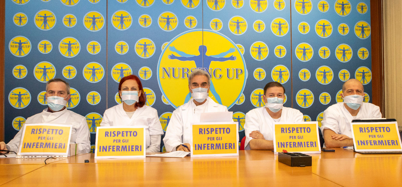 Sanità, clamorosa protesta degli infermieri del Nursing Up: “Noi imbavagliati: altro che angeli delle corsie”