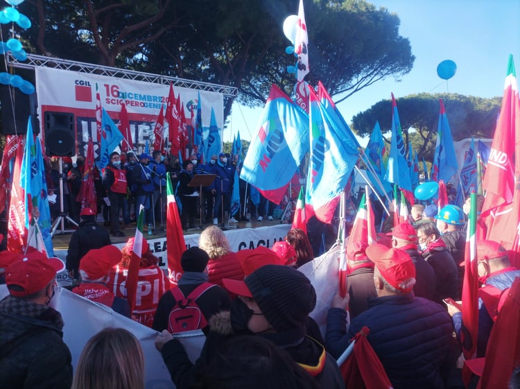 Cagliari, in duemila contro Draghi: “In Sardegna pensioni da fame, ingiusto uno stipendio annuale di 23mila euro”
