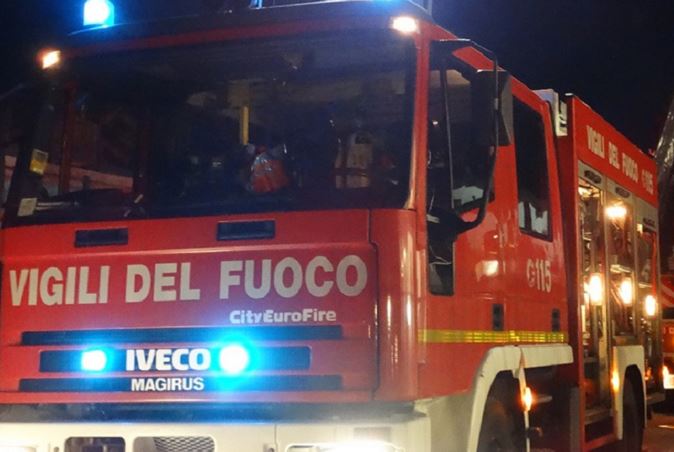 Tragedia a Pirri, rogo in una casa in via Duca di Genova: un morto