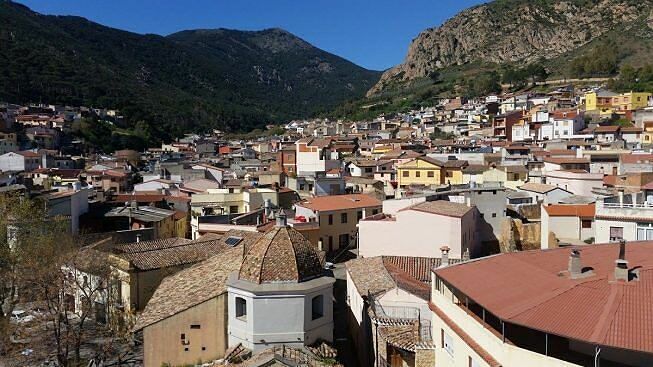 A Villacidro stop alle feste e mascherine obbligatorie all’aperto: “I positivi sono quasi tutti bambini”