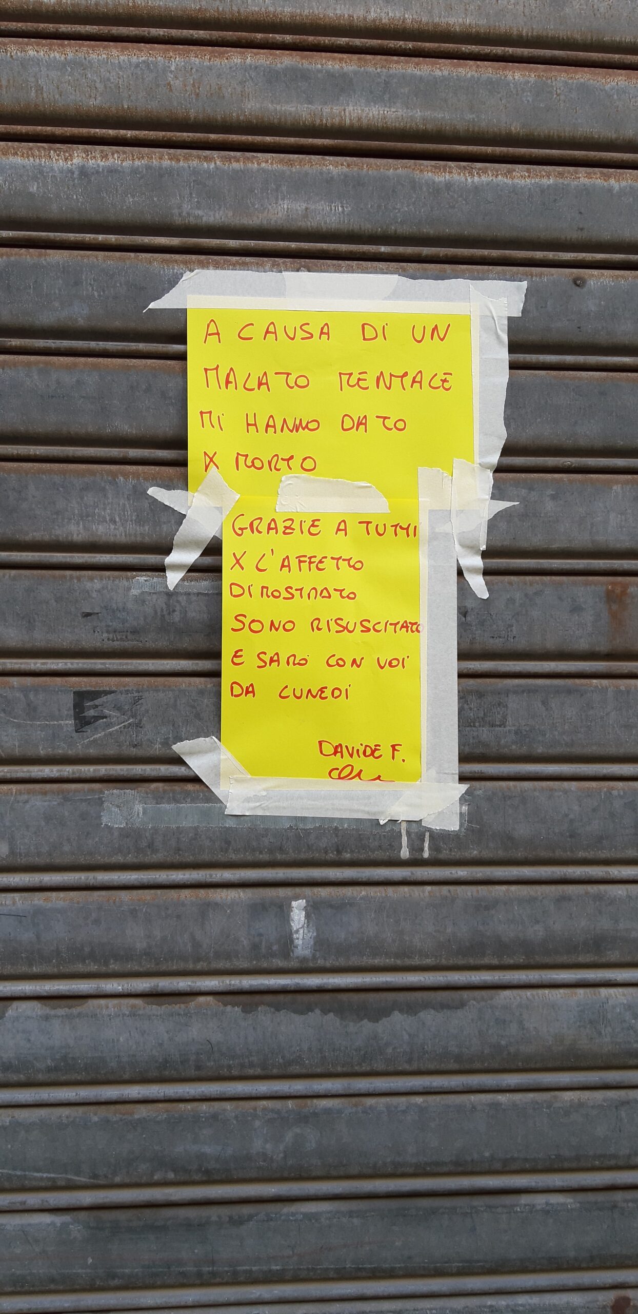 Monserrato, il meccanico Biccheddu dato per morto scherza e tira su il cartello: “Sono resuscitato, sarò con voi da lunedì”