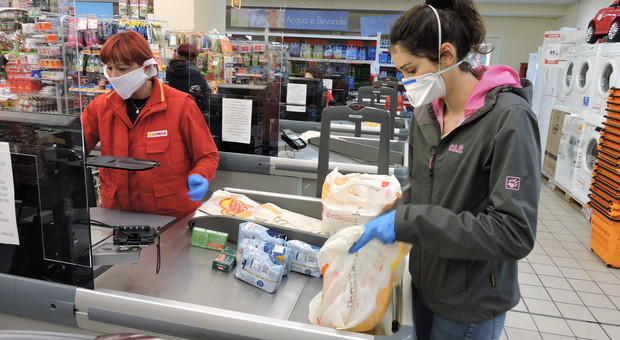 Green pass, il passo indietro del Governo: nei supermercati si potrà comprare di tutto