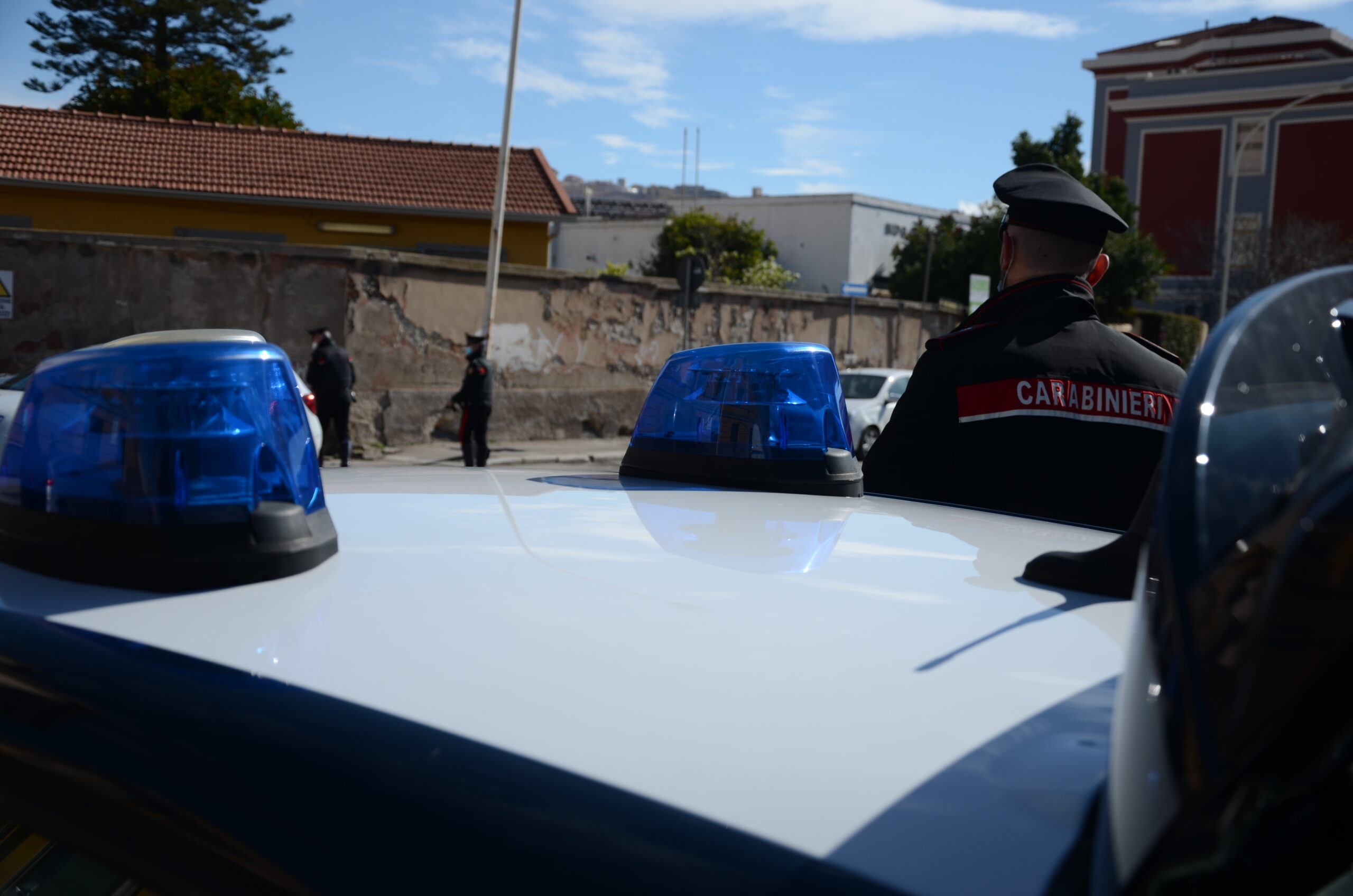 Filma le prestazioni sessuali con un cliente e minaccia di passare i video alla moglie: 23enne arrestata a Iglesias