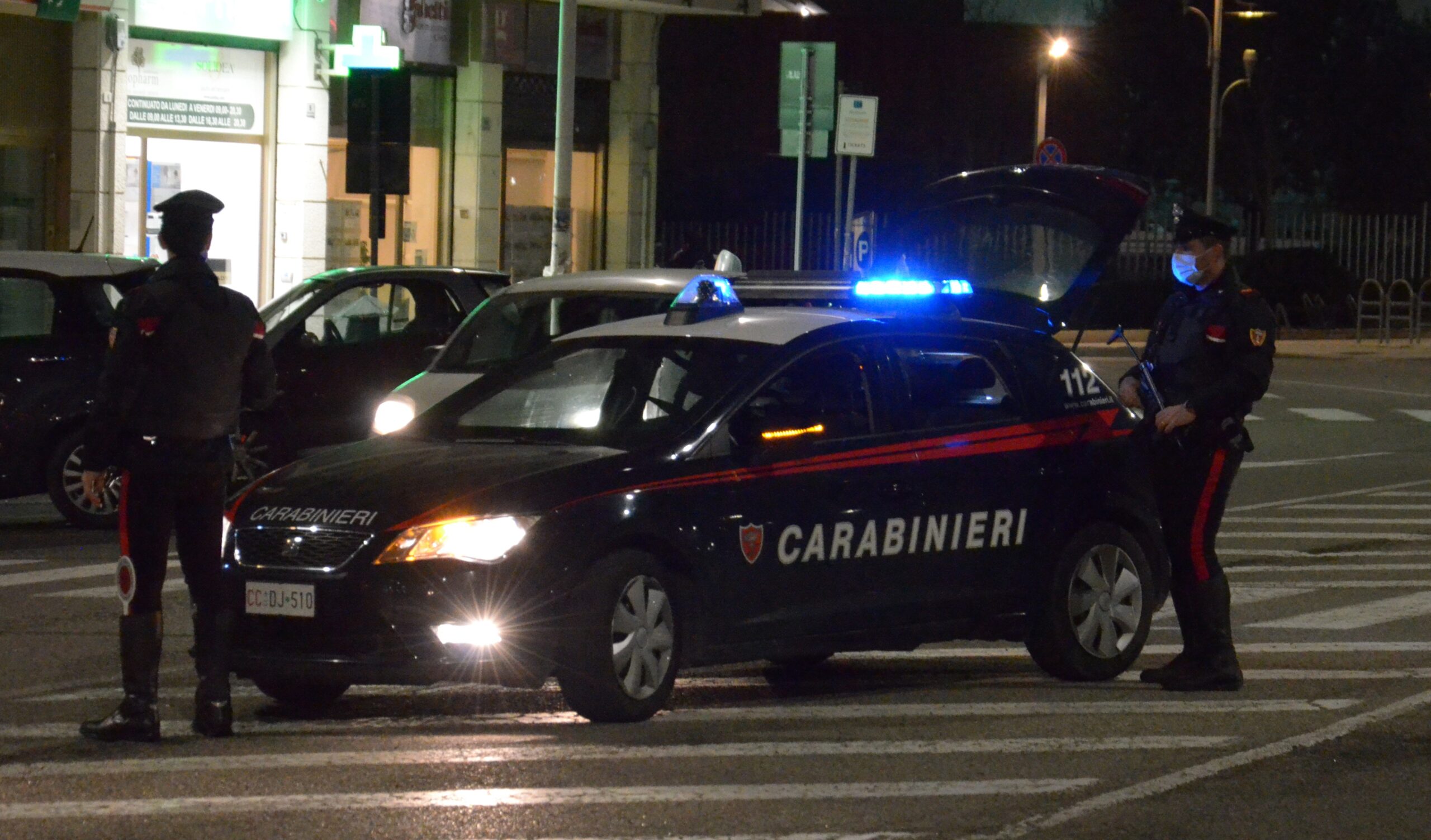 Spaccano i vetri di due pensiline del bus a Genneruxi: denunciati due minorenni