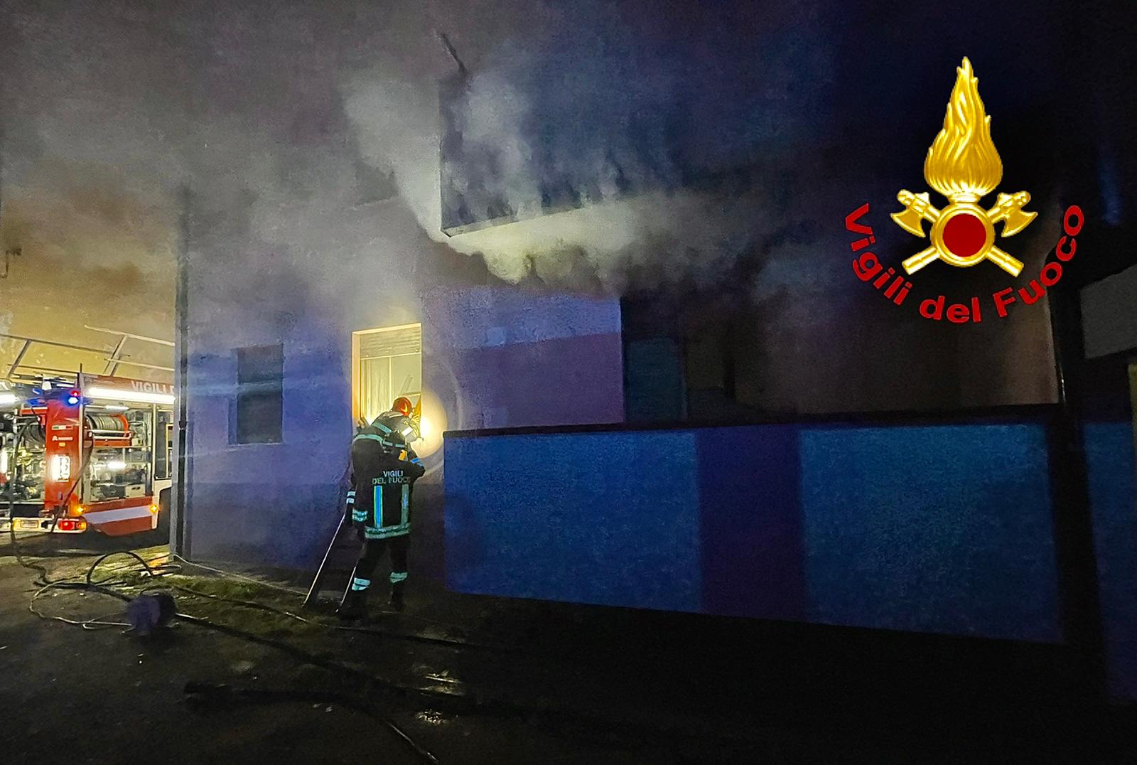Tragedia in Sardegna, un disabile muore dentro la casa divorata dal fuoco