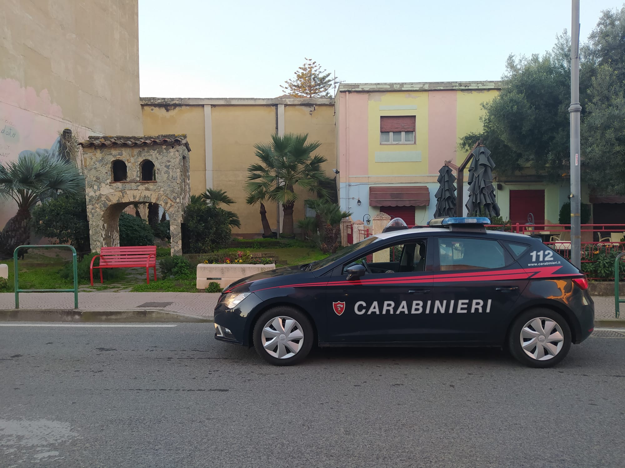 Distrugge la panchina rossa a Muravera, 40enne denunciato dai carabinieri