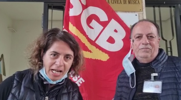 Cagliari, l’odissea dei lavoratori della scuola di musica: “Sei mesi con 500 euro al mese, stiamo facendo la fame”
