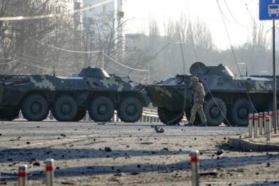 Kiev non si arrende, Putin: “Ora attacchi a tutto campo”. Biden: “Senza sanzioni sarà terza guerra mondiale”