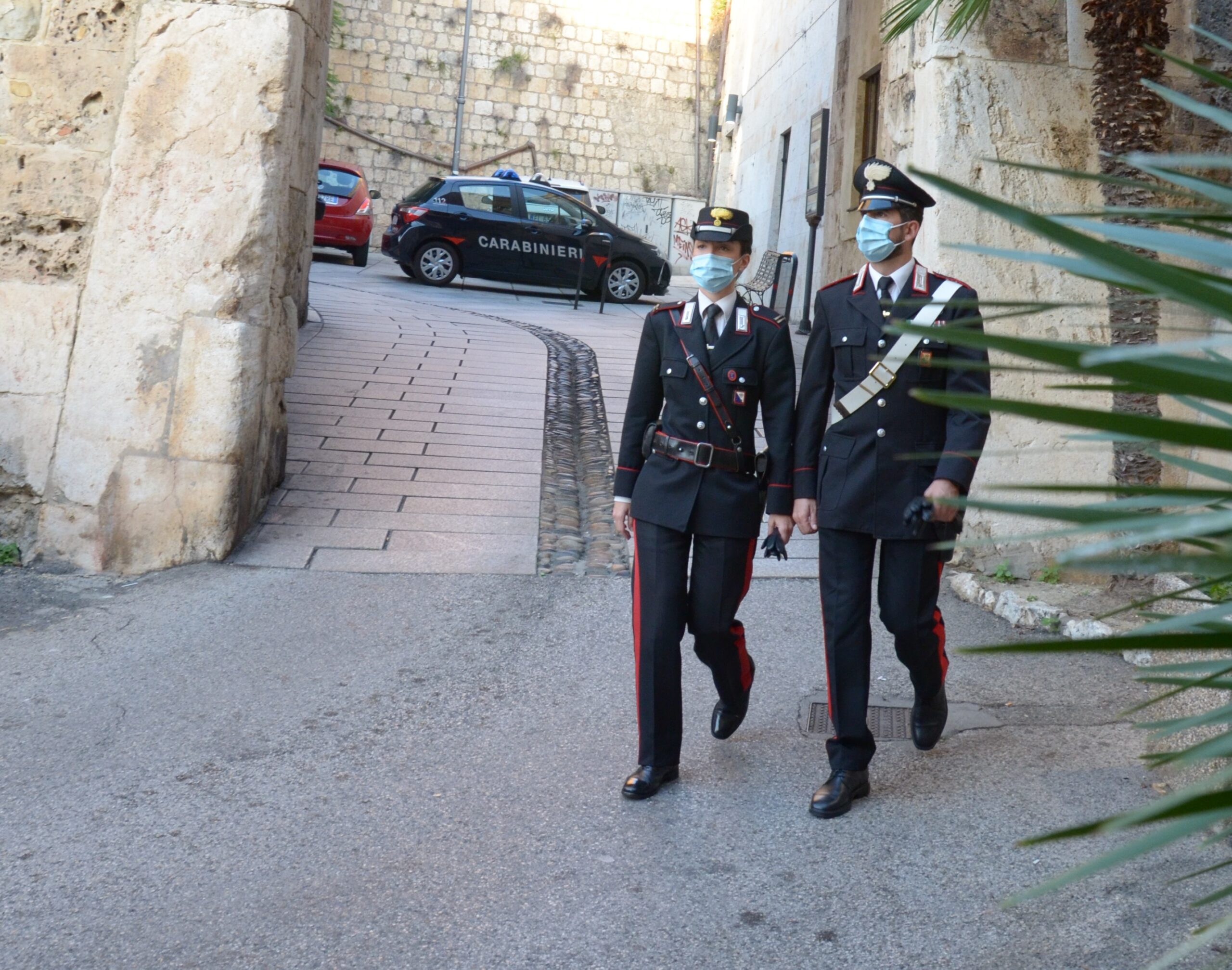 Cagliari, sfonda a spallate la porta e aggredisce la ex: 45enne arrestato per stalking