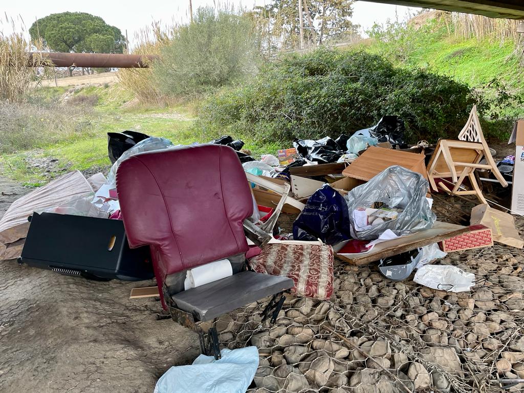 Quartu, incastrati gli incivili dei rifiuti: non solo multati, ma obbligati a ripulire e differenziare