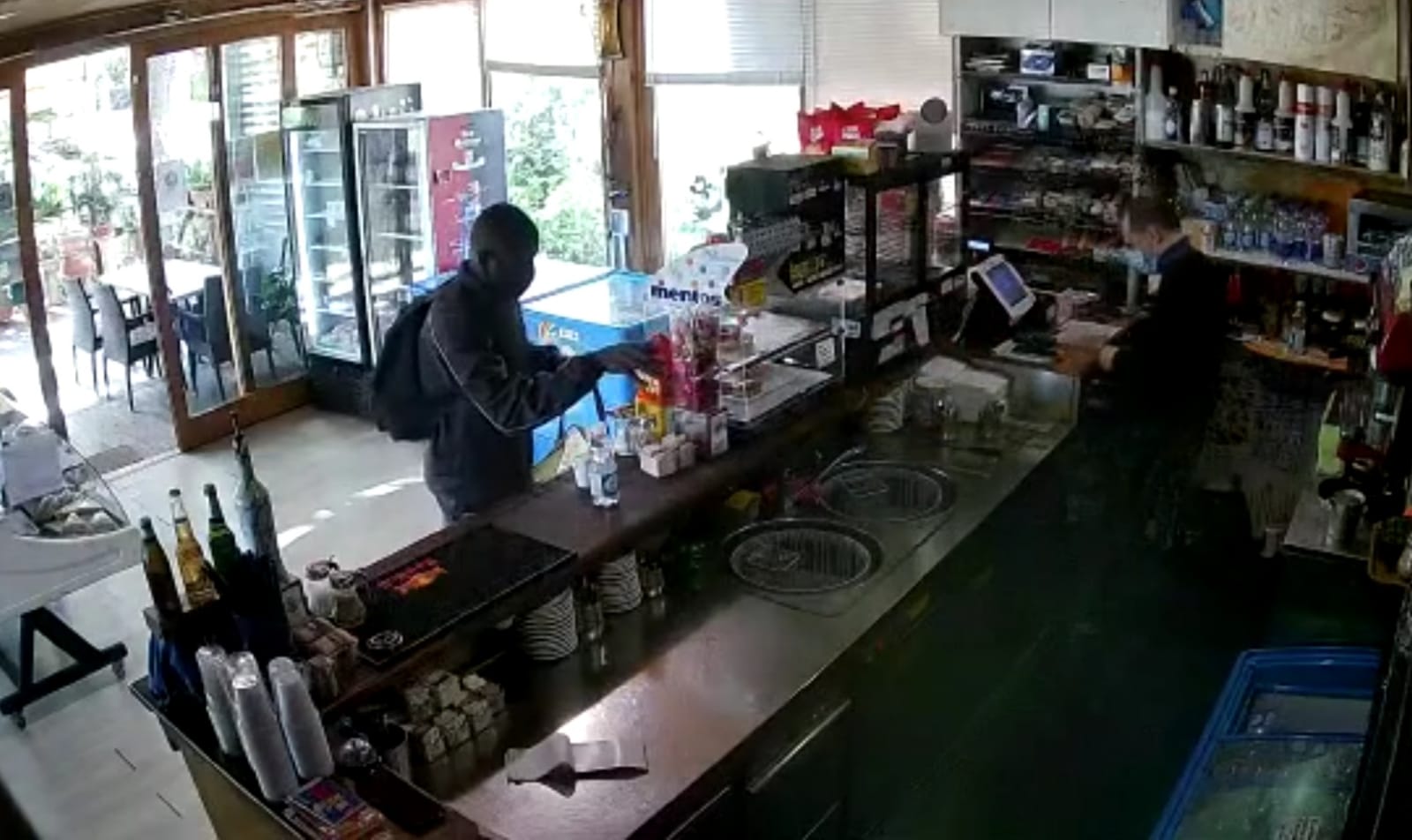 Cagliari, ruba il salvadanaio delle mance nel chioschetto: su Facebook il video del furto al Poetto