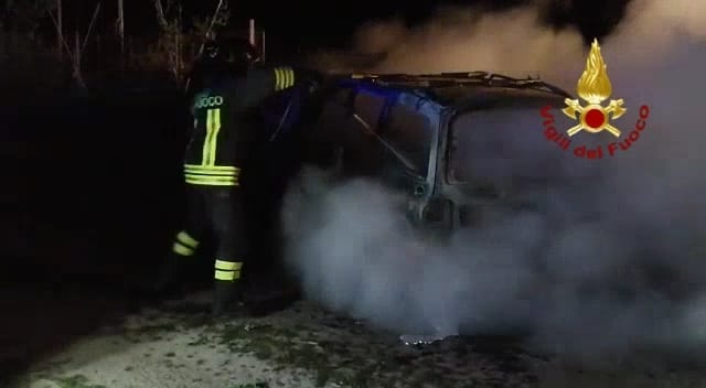 Quartucciu, a fuoco un’auto abbandonata: intervento dei vigili del fuoco a Sant’Isidoro