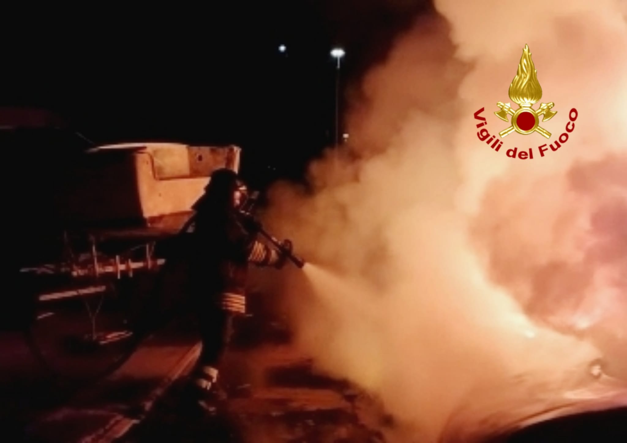Cagliari, auto in fiamme a Sant’Elia e in via Carnia: notte di lavoro per i vigili del fuoco
