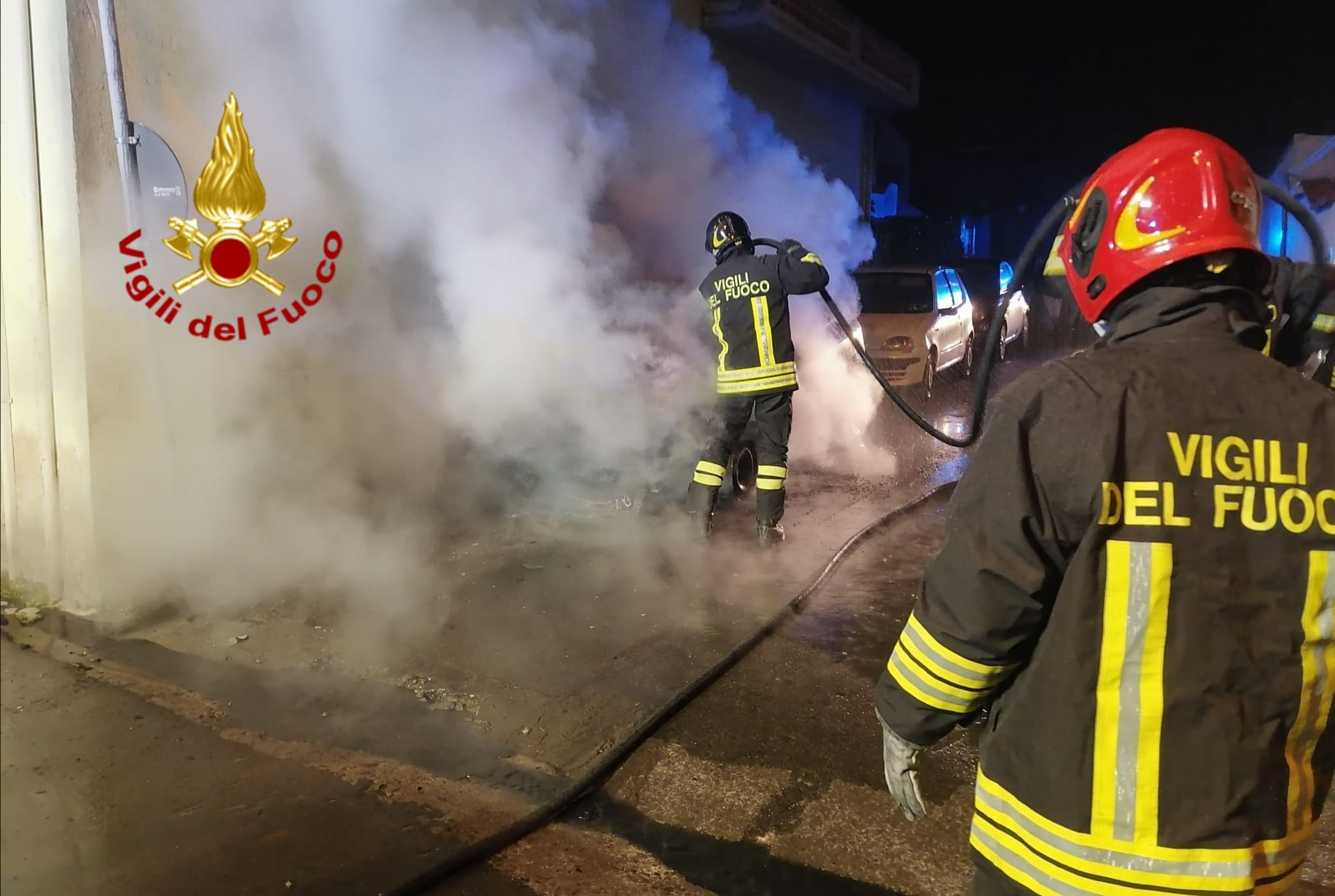 Auto in fiamme nella notte a Sestu, danni anche al muro di un’abitazione