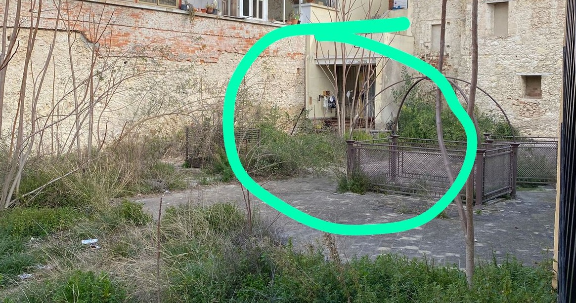 Cagliari, il mercato abbandonato nel cuore della città: aperti solo 2 box, un piano chiuso e occupato dai senzatetto