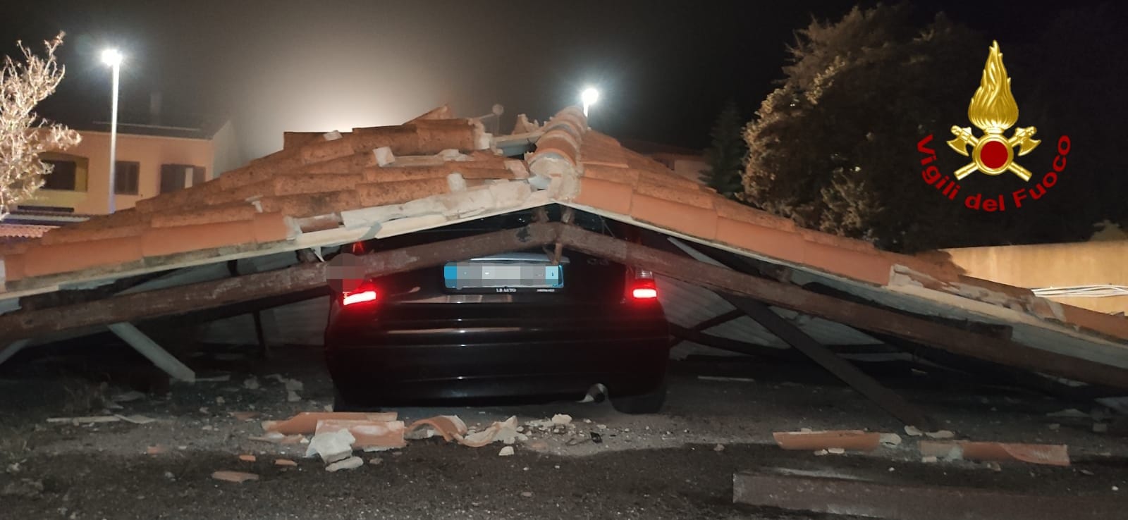 Portoscuso, il forte vento fa crollare il tetto di una casa sulle auto parcheggiate