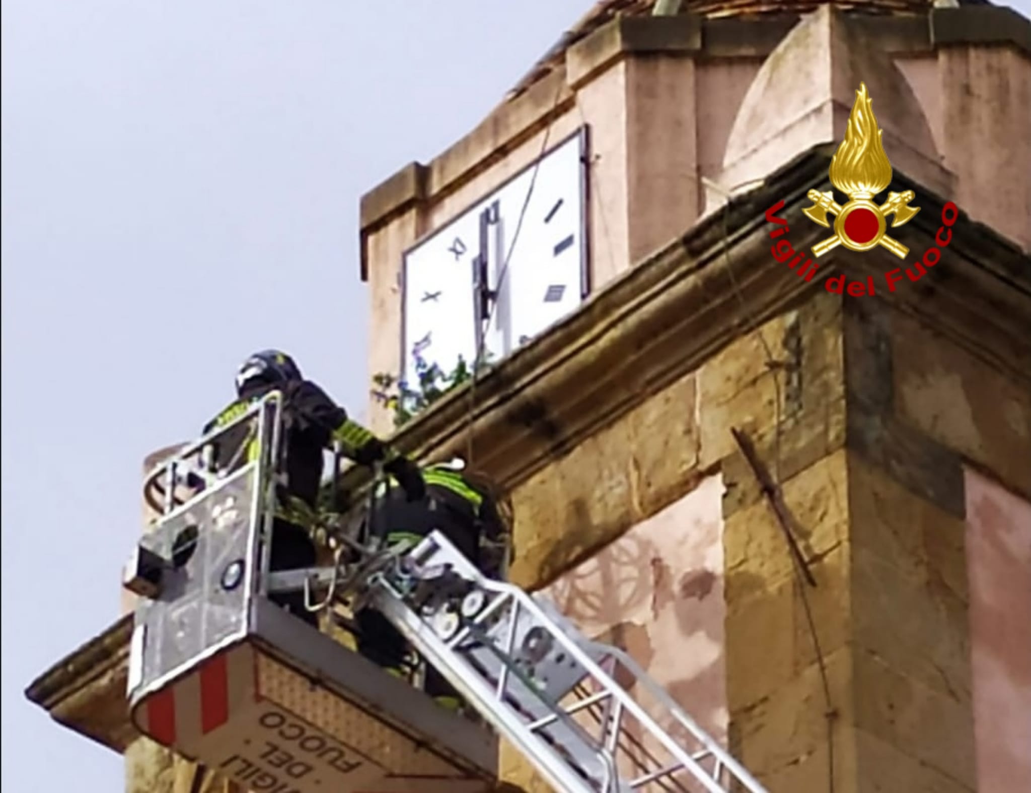 Forte vento a Ussaramanna, i vigili del fuoco mettono in sicurezza la croce del campanile di San Quirico