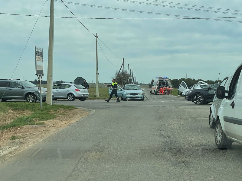 Assemini, schianto tra tre auto nella strada dei Canadesi: due feriti
