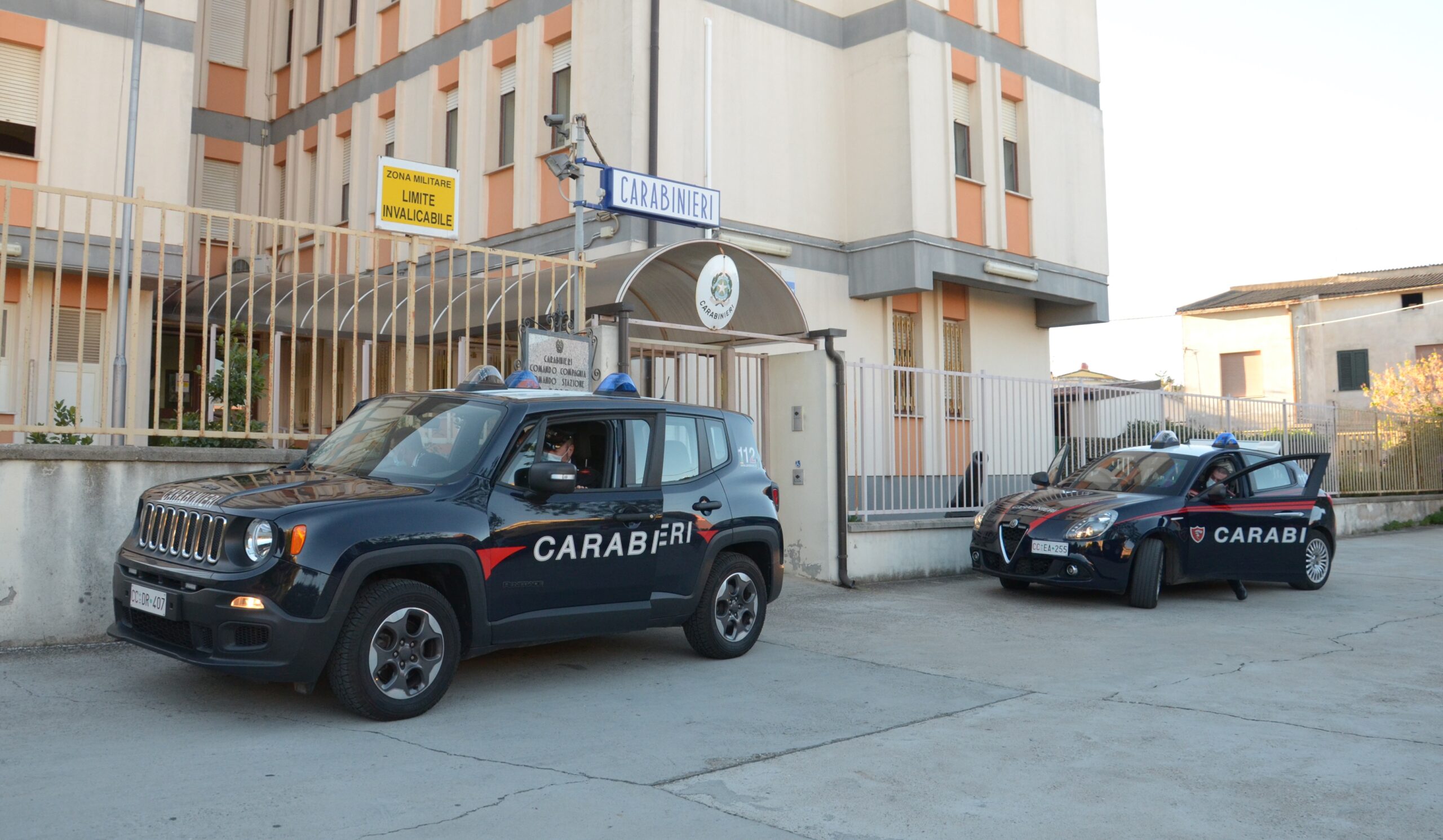 Ubriaco lancia una bottiglia verso il bancone del bar: operaio denunciato a Villacidro