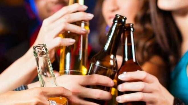 Cagliari, vodka a ragazze di 16 anni: denunciati i titolari di due minimarket alla Marina