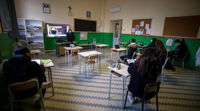 Nuove regole anti Covid a scuola, da oggi cambia tutto