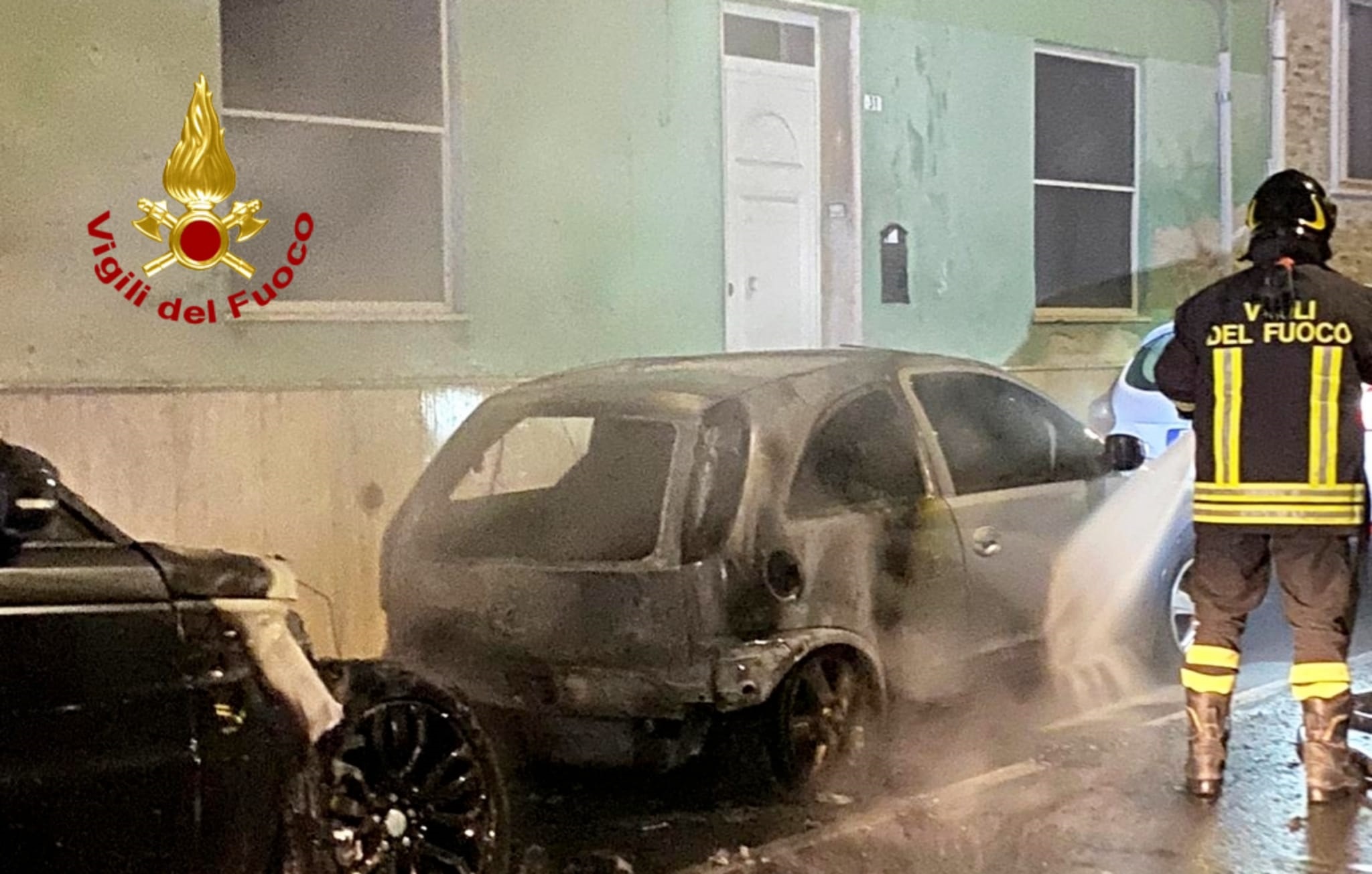 Cagliari, nuovo raid incendiario a Pirri: 2 auto in fiamme, danneggiata una casa