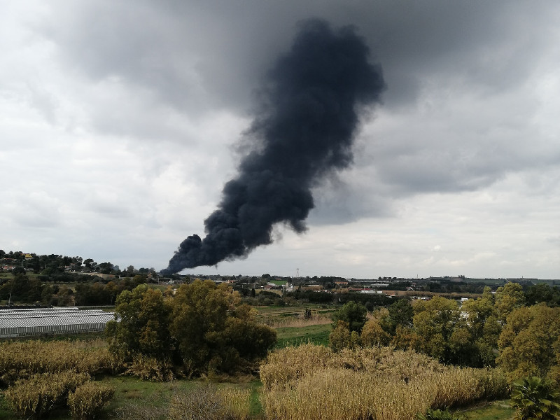 Sestu, grosso incendio nella zona industriale: maxi colonna di fumo