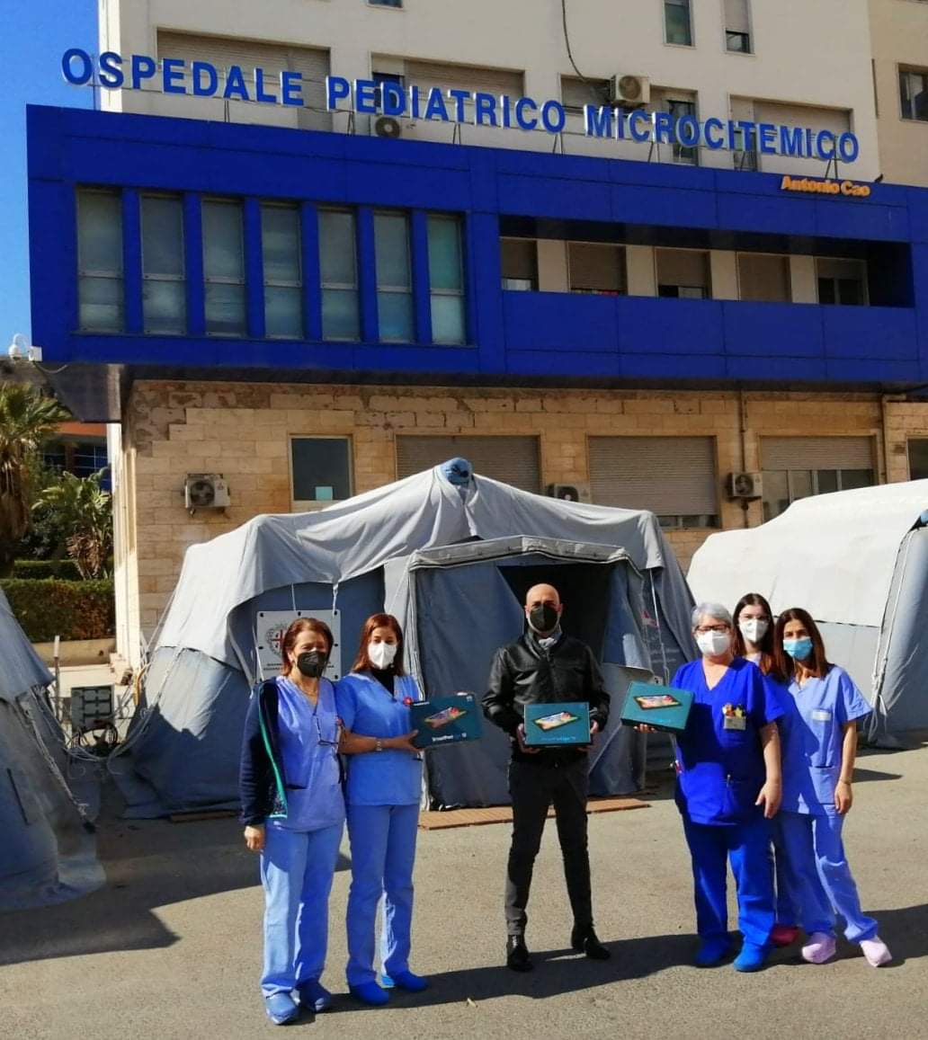 Cagliari, i cacciatori donano tablet e pennarelli per i bimbi del Microcitemico: “Missione compiuta”