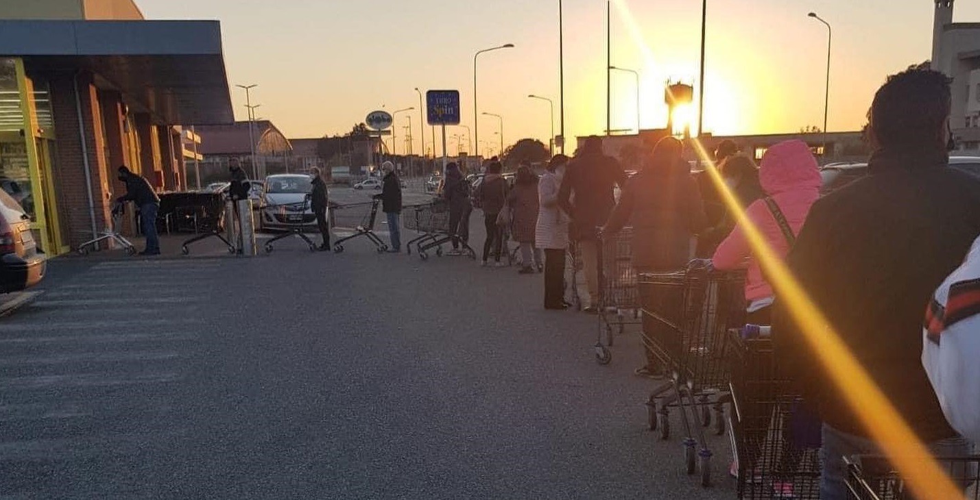Vocal fake scatena l’assalto al cibo in Sardegna, i supermercati: “Scaffali pieni anche la settimana prossima, basta allarmi”