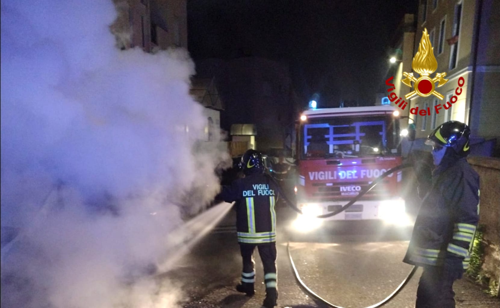 Cagliari, rogo nella notte in via Turbigo: le fiamme distruggono 3 auto e uno scooter