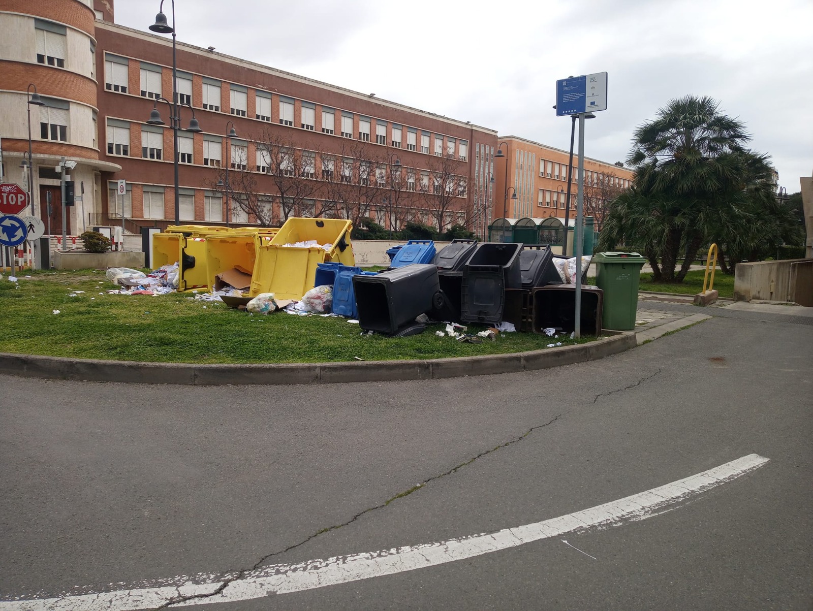 Cagliari, rifiuti a terra e mastelli rovesciati: maxi discarica in via Amat